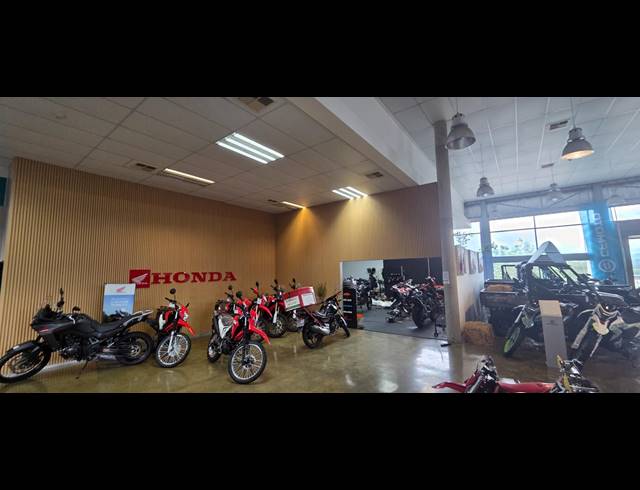 1,360M² SHOWROOM TO LET IN RIVERSIDE PARK